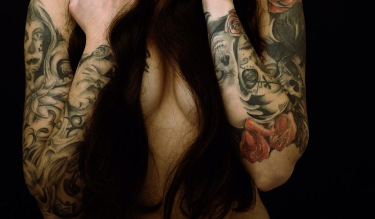 La chica con los 13 tatuajes de sus novios