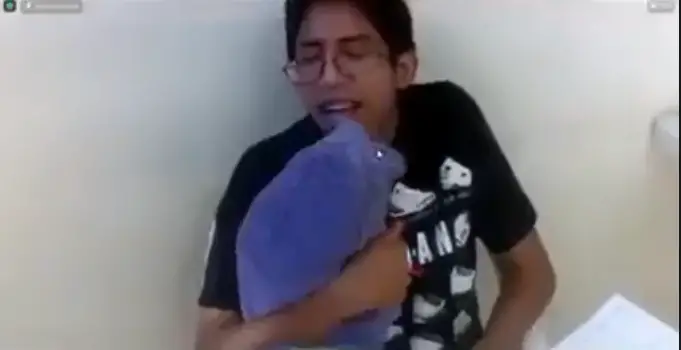 Estudiante olvidó apagar la cámara mientras se hacía el “autodelicioso” Estudiante olvidó apagar la cámara mientras se hacía el “autodelicioso”